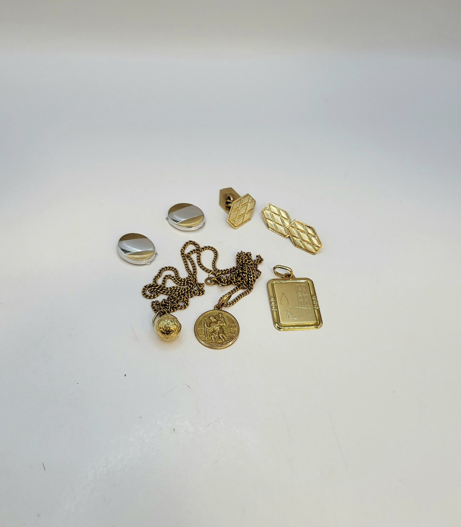 Vari oggetti in oro