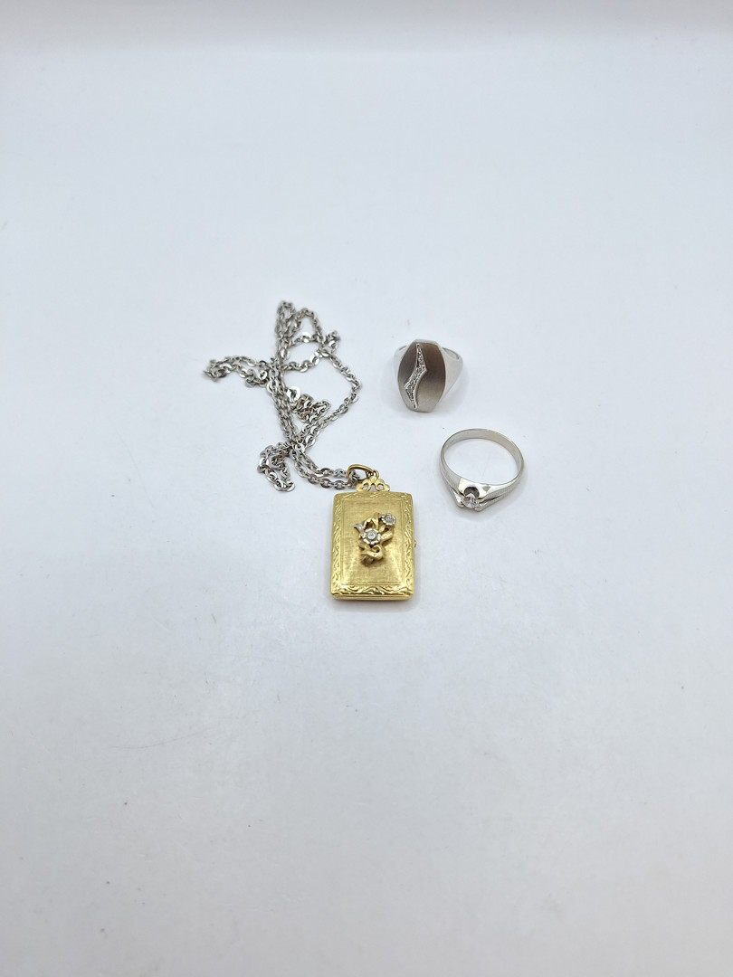 Vari oggetti oro diamanti