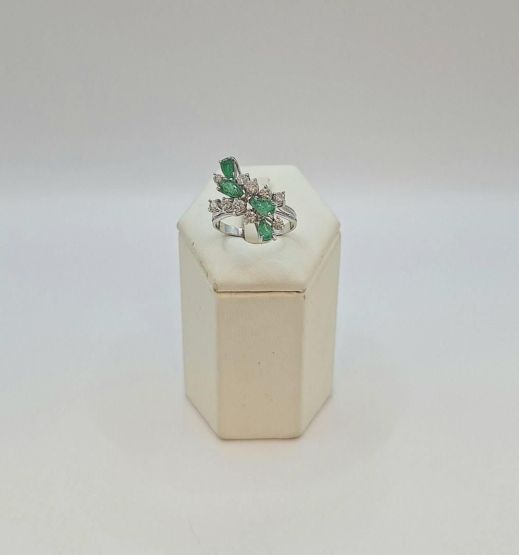 Anello oro pietre diamantini