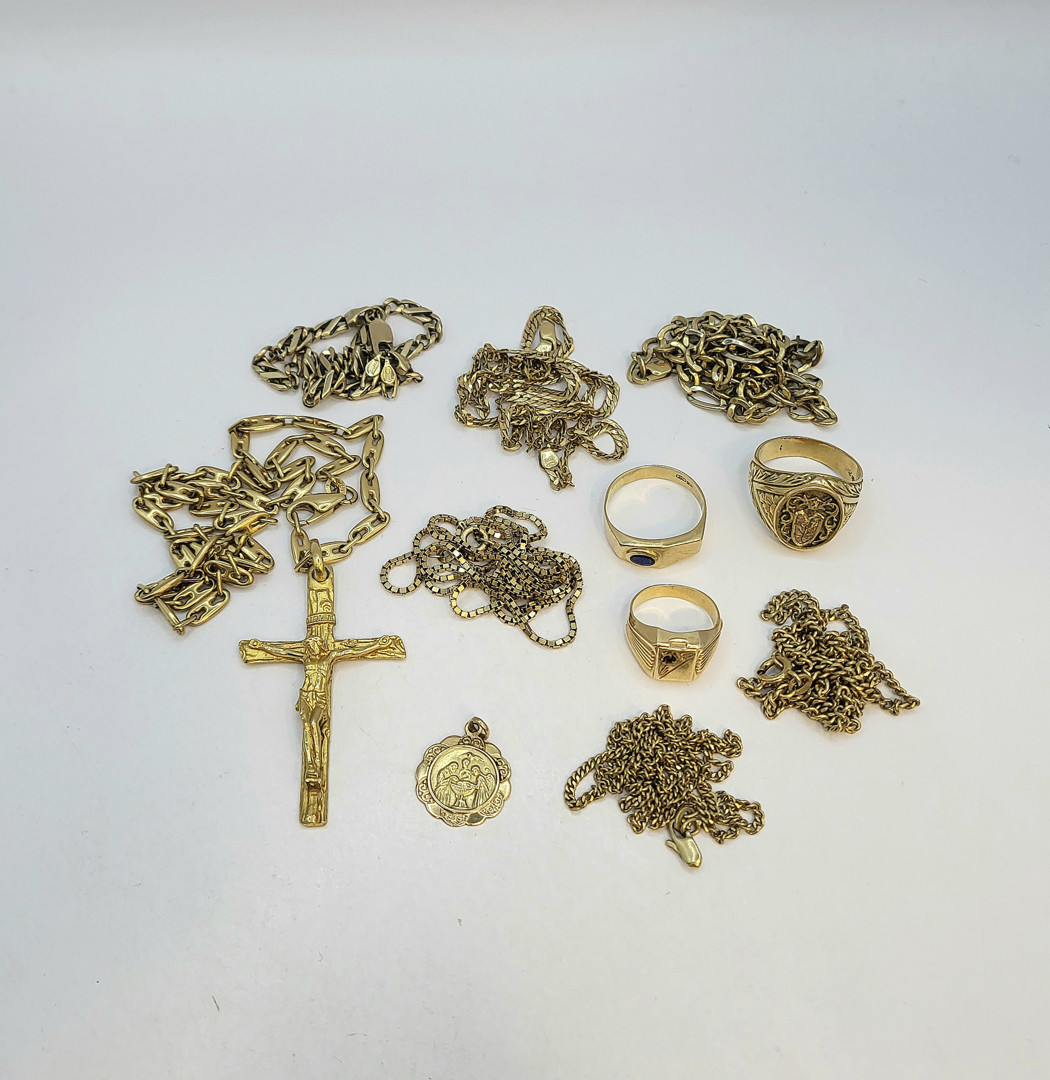 Vari oggetti oro pietre