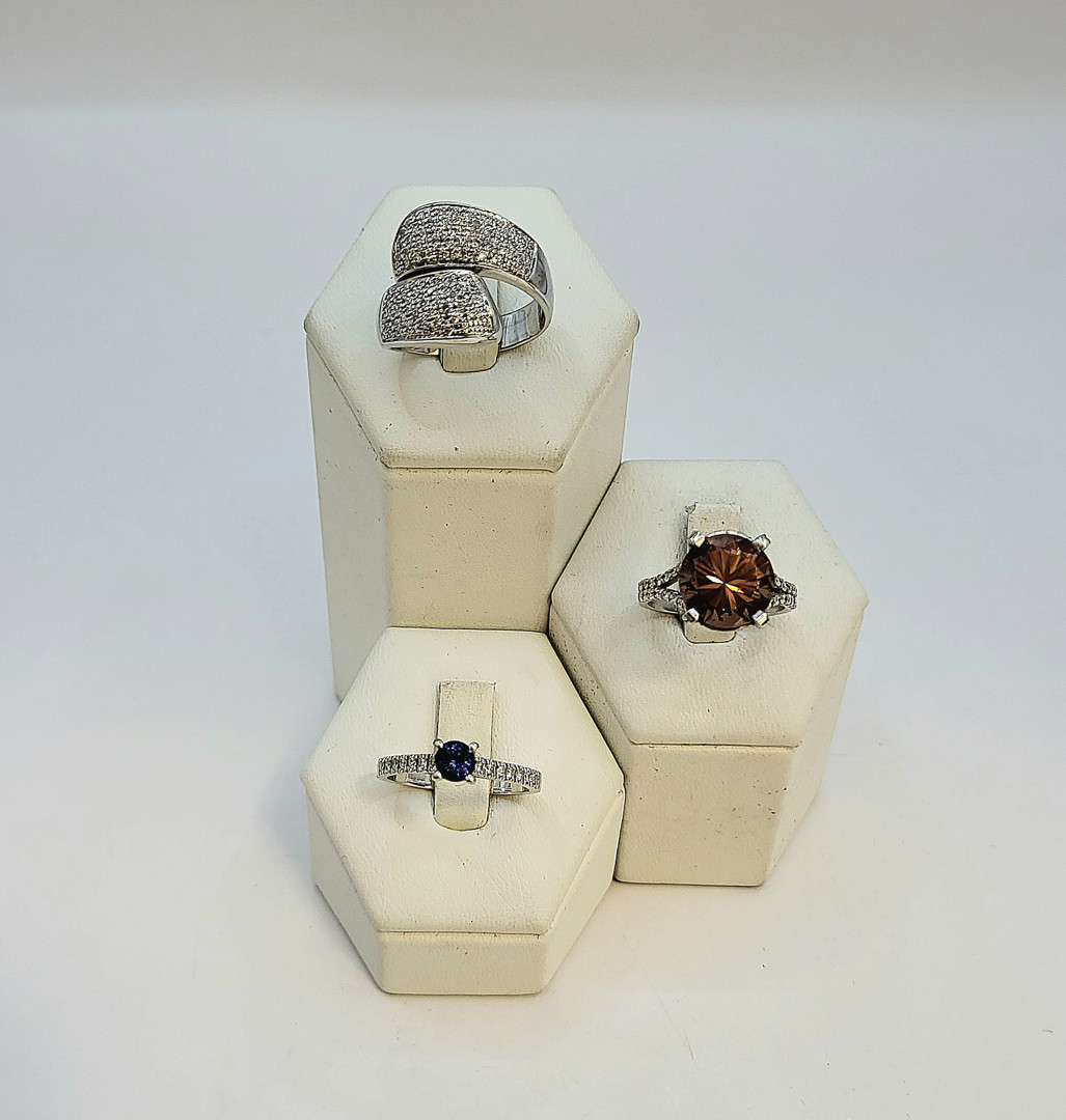 Tre anelli oro pietre diamanti