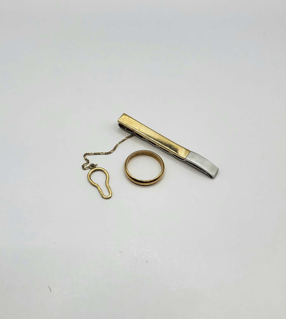 Anello e fermacravatte oro