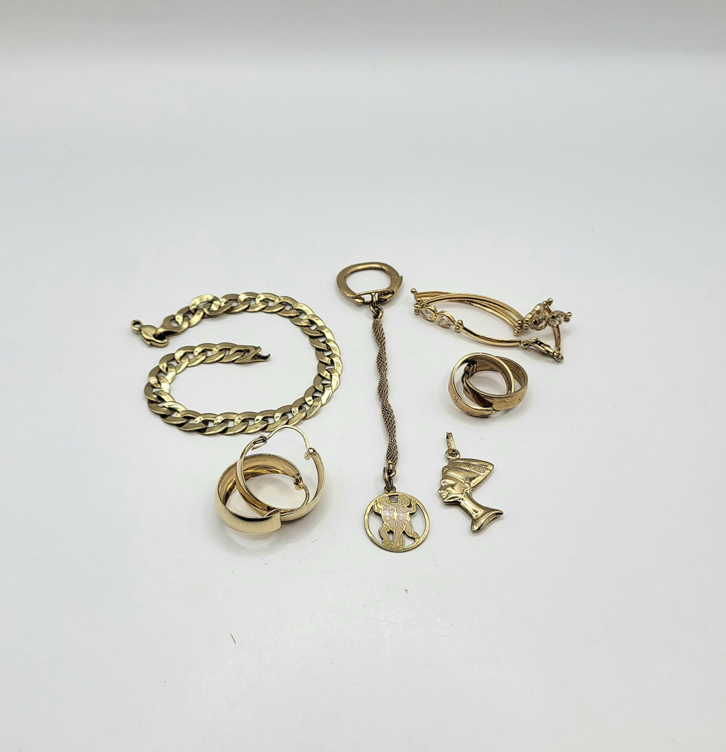 Vari oggetti oro pietre smalti