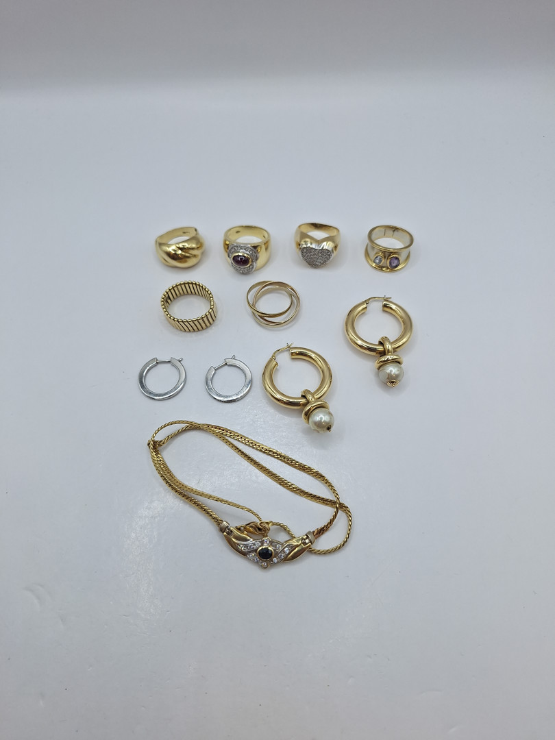 Vari oggetti in oro pietre diamantini 