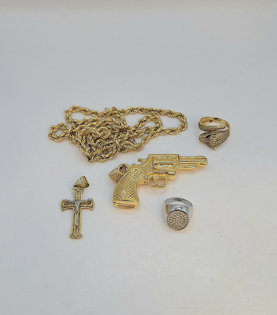 Vari oggetti in oro pietre