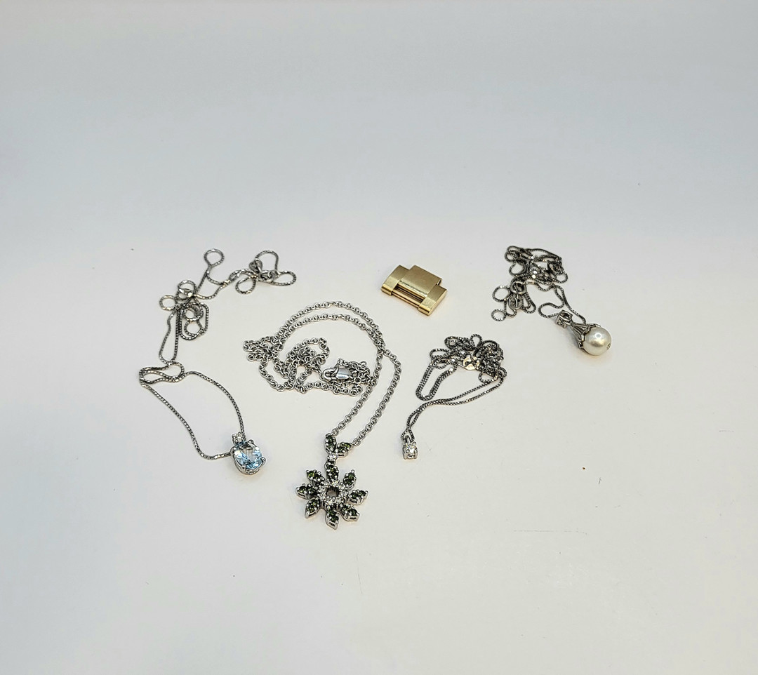 Vari oggetti oro pietre diamantini perla