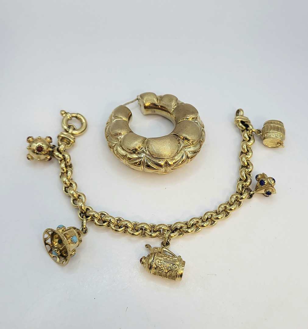 Bracciale con ciondoli e orecchino oro pietre
