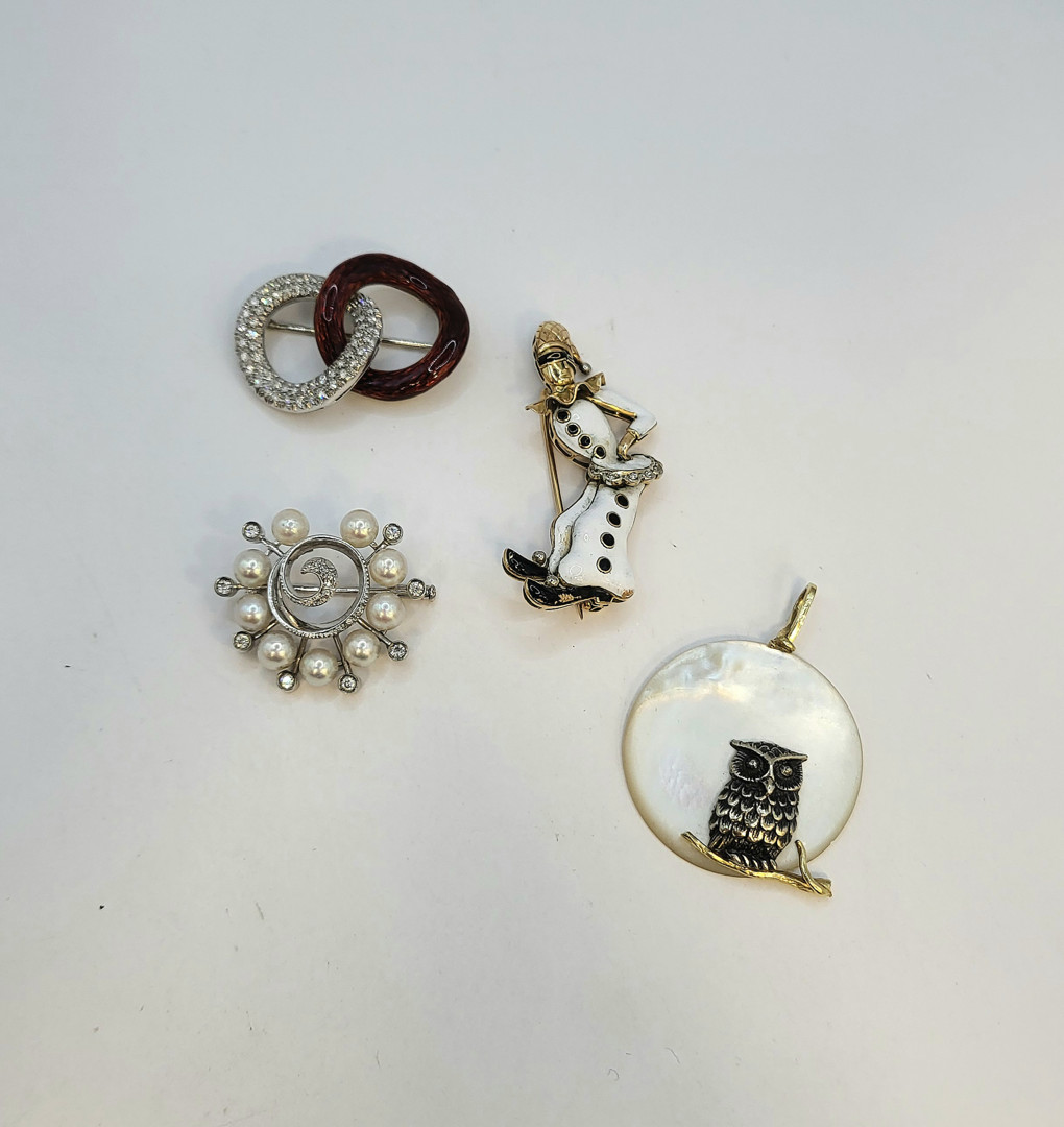 Tre spille e ciondolo oro madreperla diamantini perle smalti 