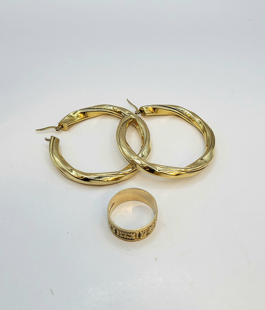 Paio orecchini e anello oro