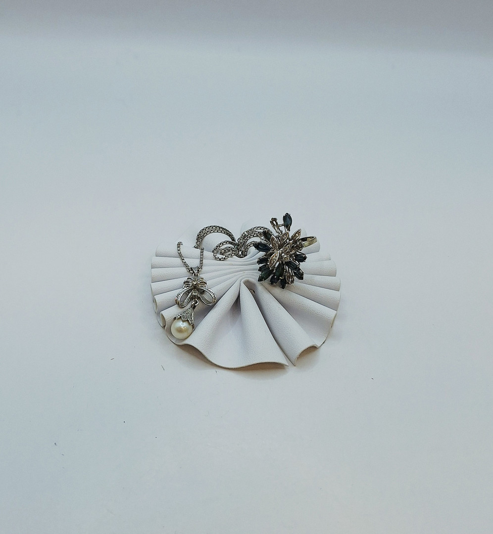 Vari oggetti oro pietre perla diamantini