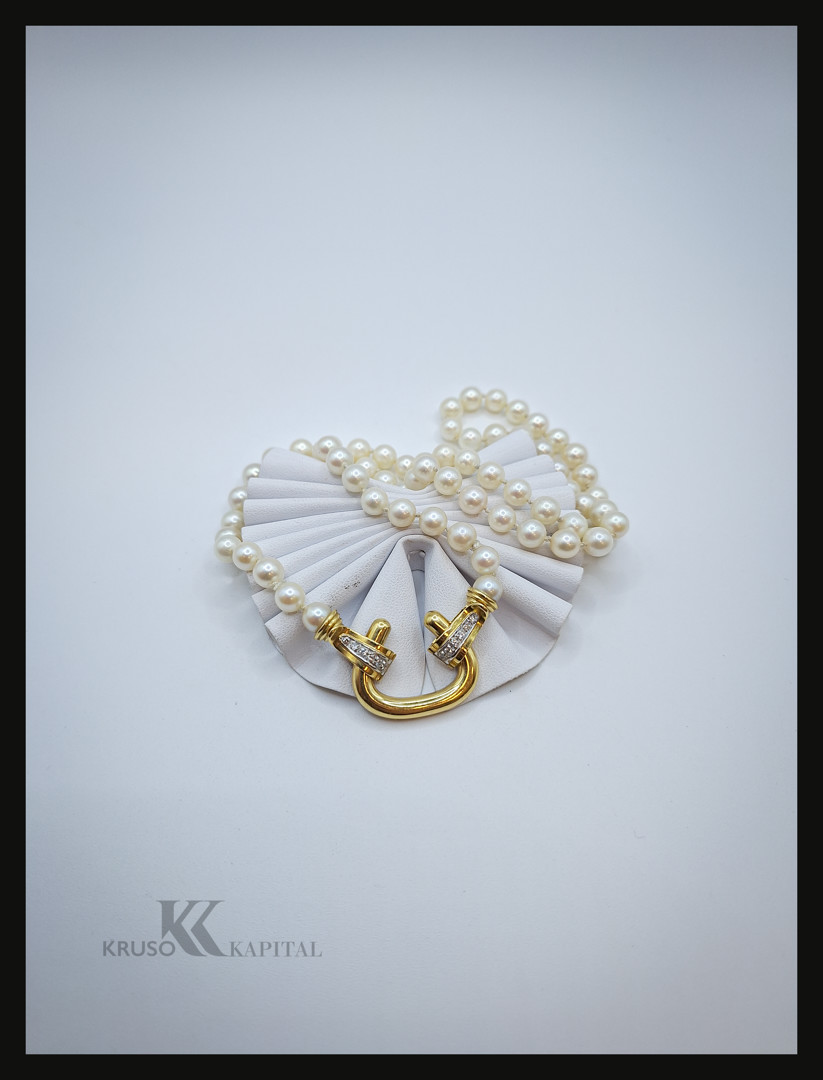 Collana di perle con chiusura oro con diamantini