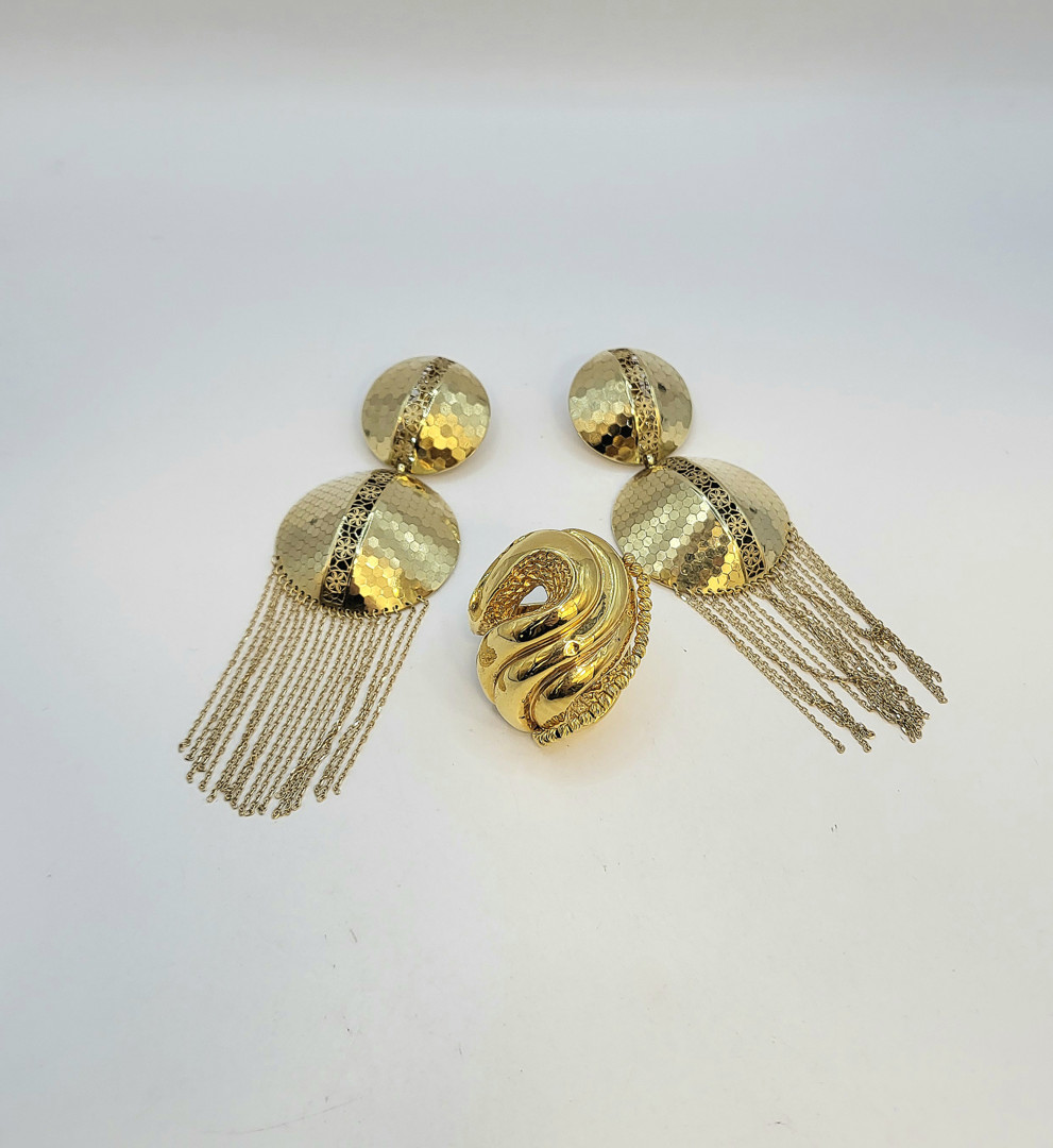 Un paio orecchini e anello oro 