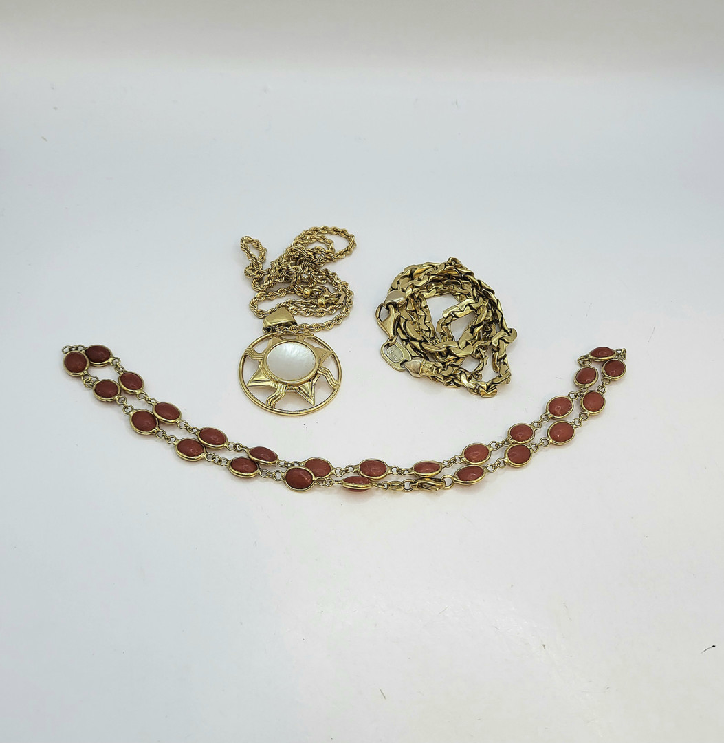 Tre collane e ciondolo oro madreperla coralli 