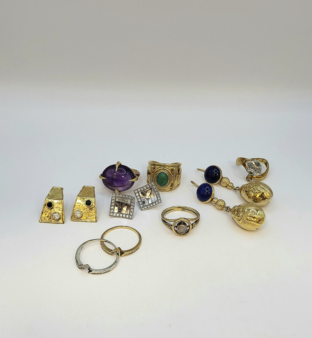 Vari oggetti in oro pietre diamantini