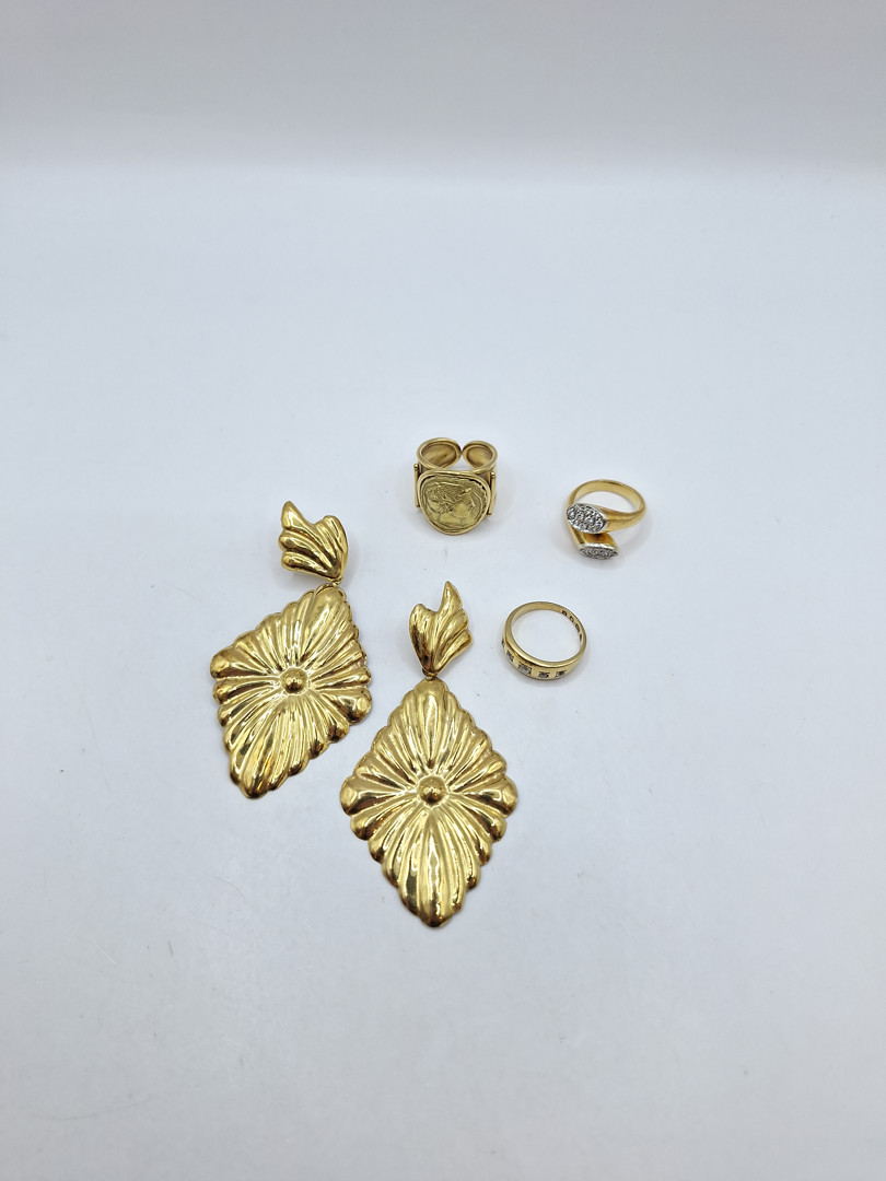 Vari oggetti oro pietre diamanti