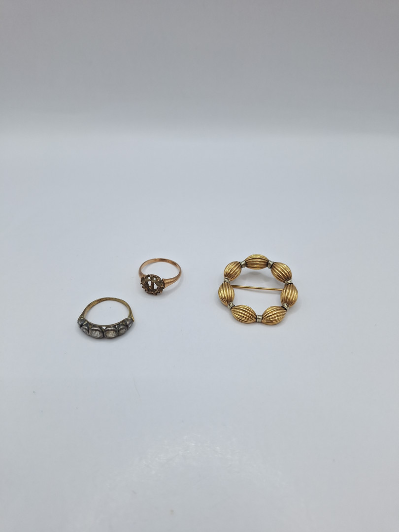 Due anelli e spilla oro argento diamanti pietre 