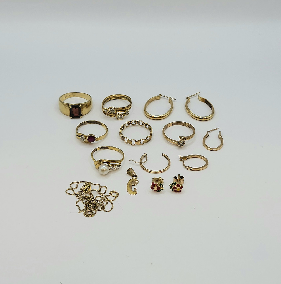 Vari oggetti oro pietre diamanti