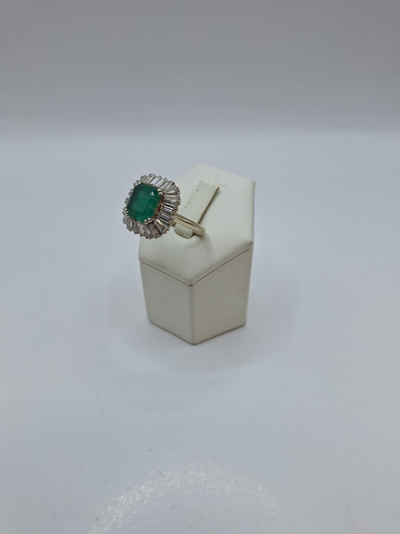 Anello oro pietra diamanti