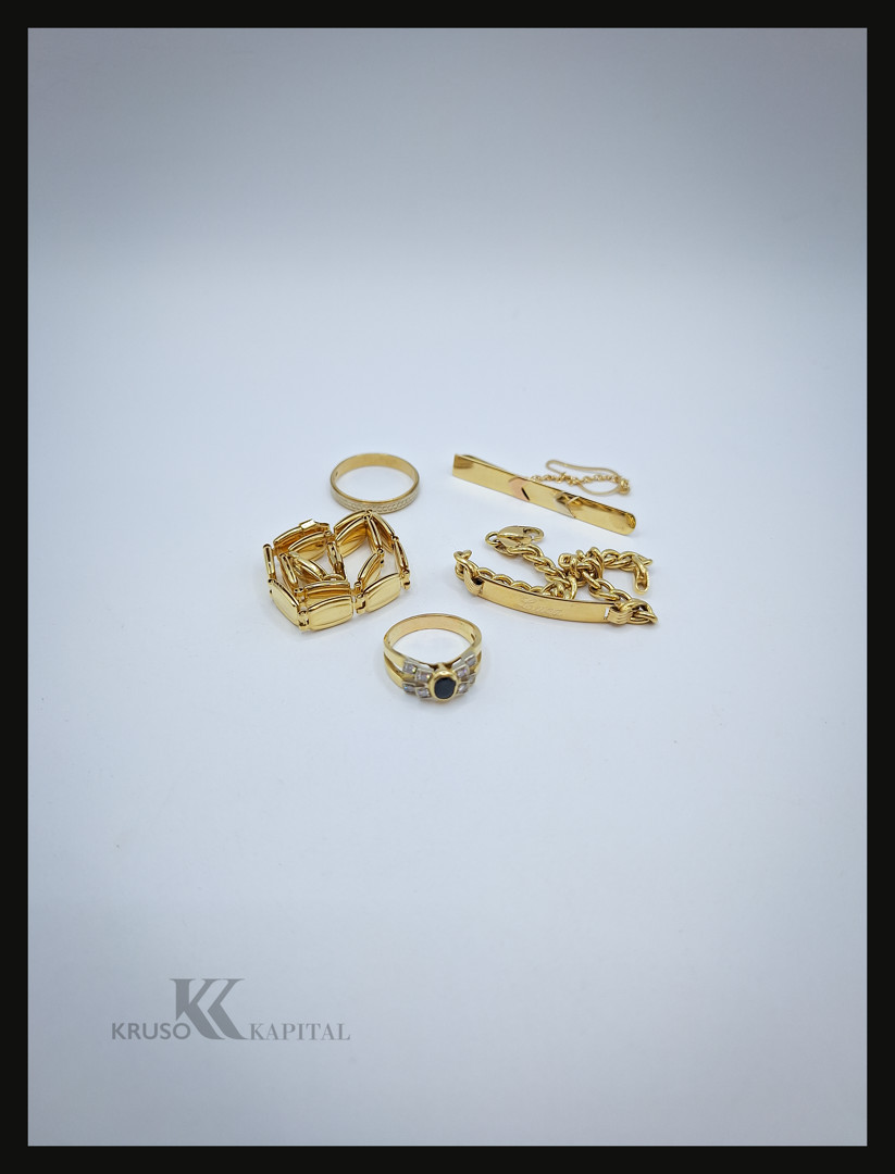 Vari oggetti in oro diamanti pietra