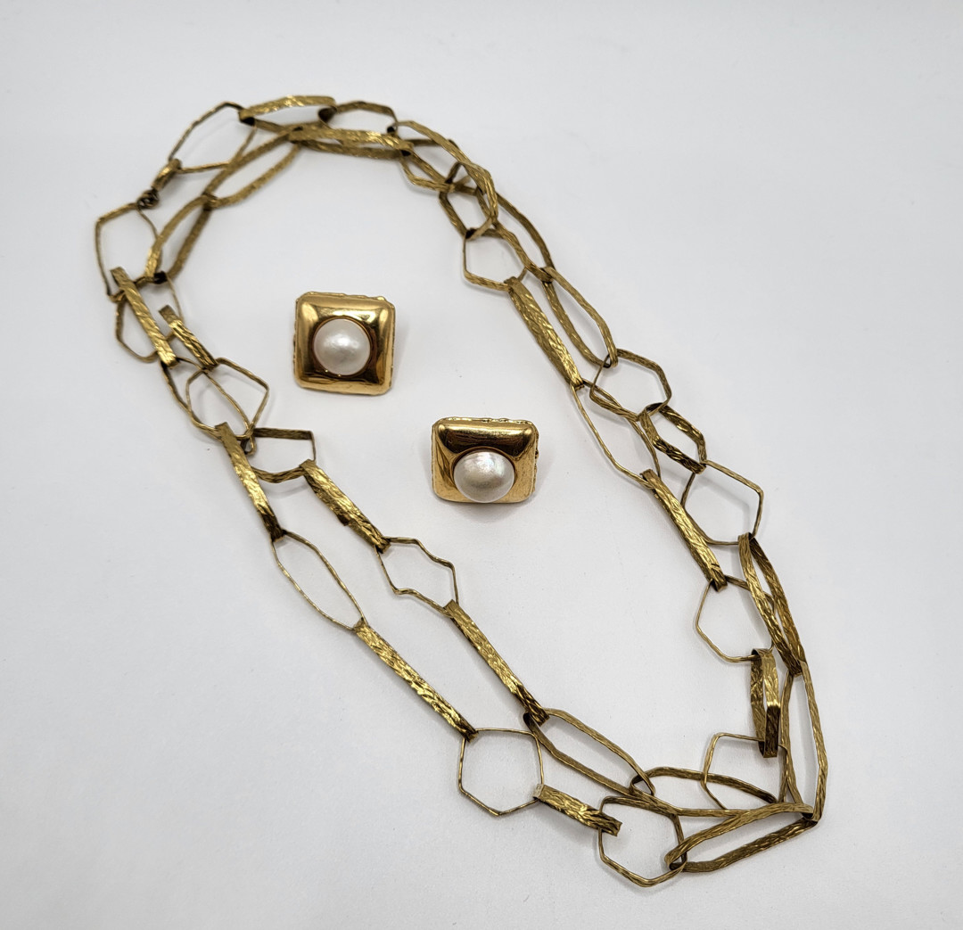 Collana e un paio di orecchini oro perle 