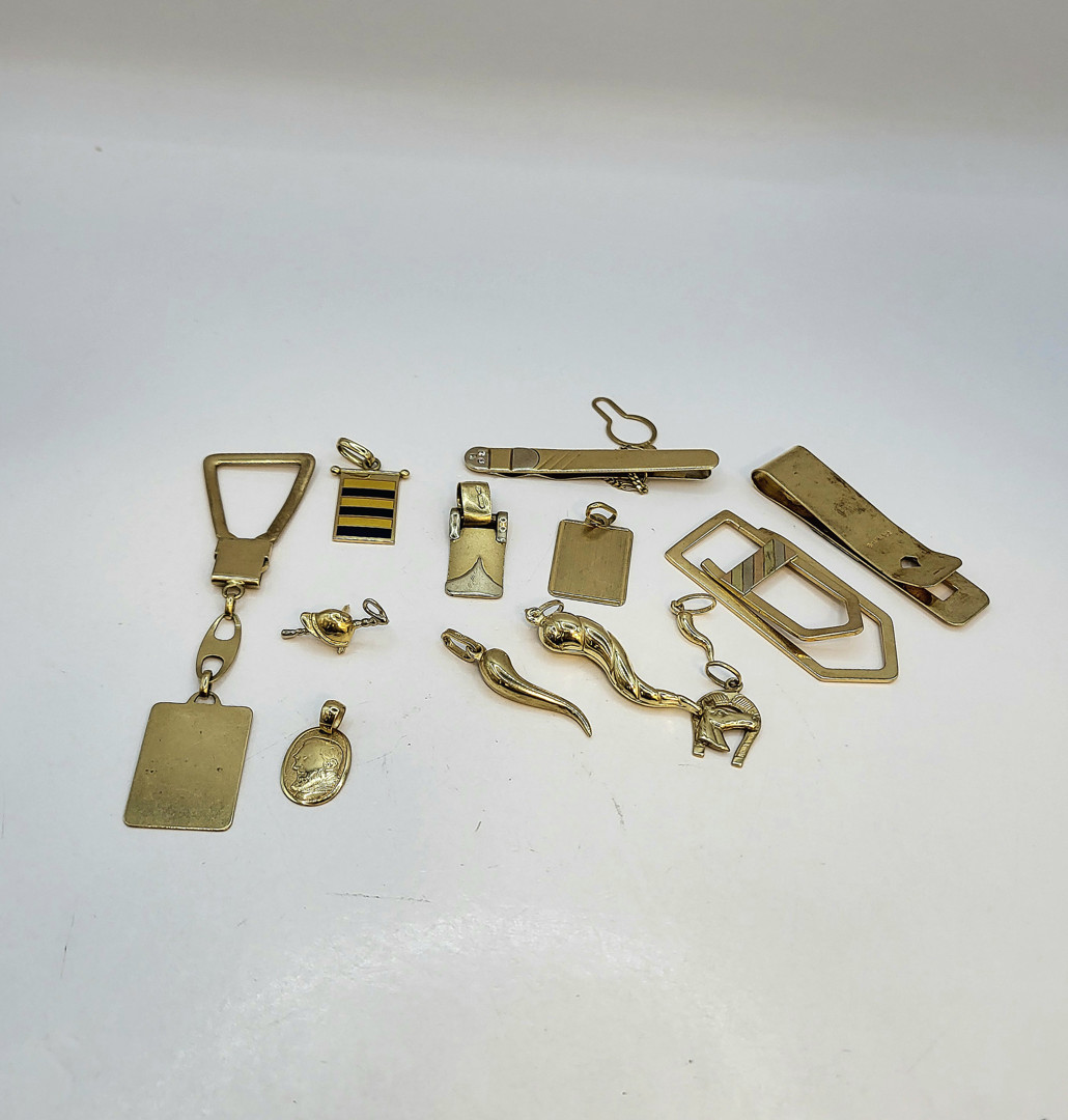 Vari oggetti oro smalto pietre