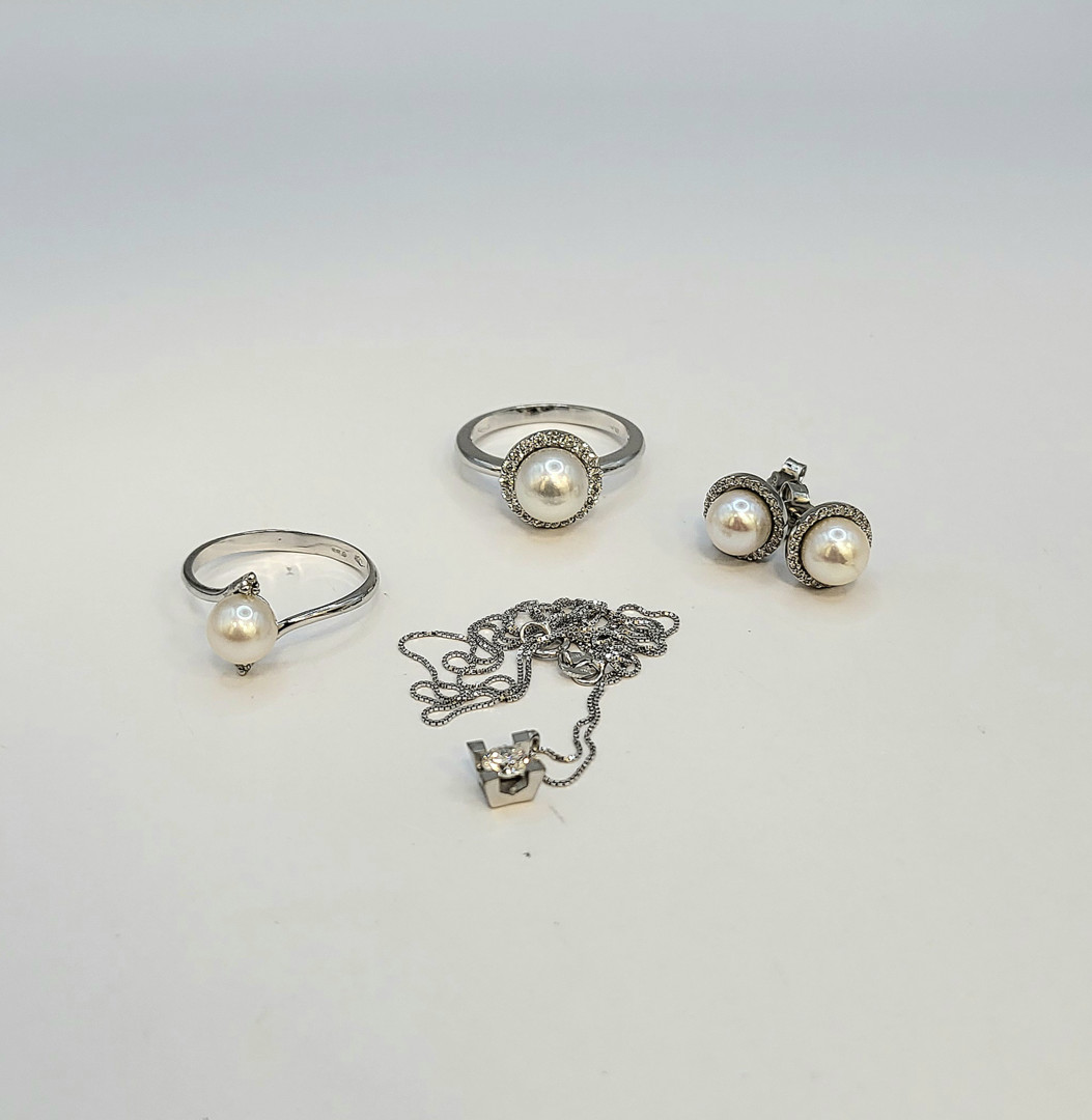 Oggetti in oro perle coltivate pietre diamantini