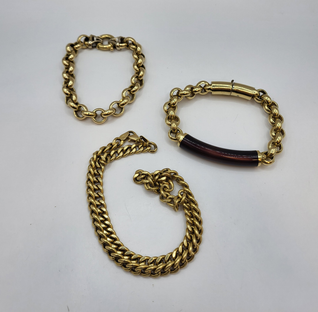 Due bracciali e collana oro smalti