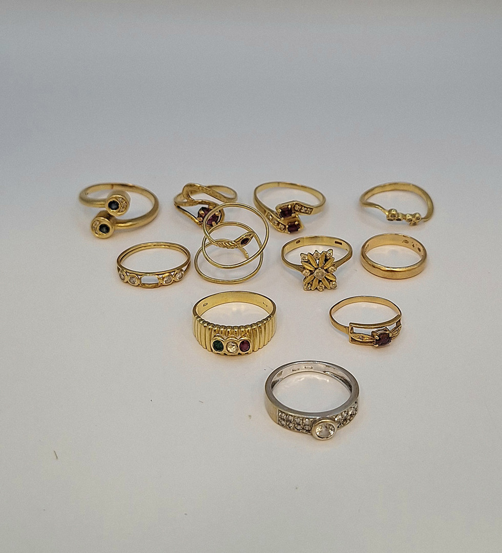 Undici anelli oro pietre