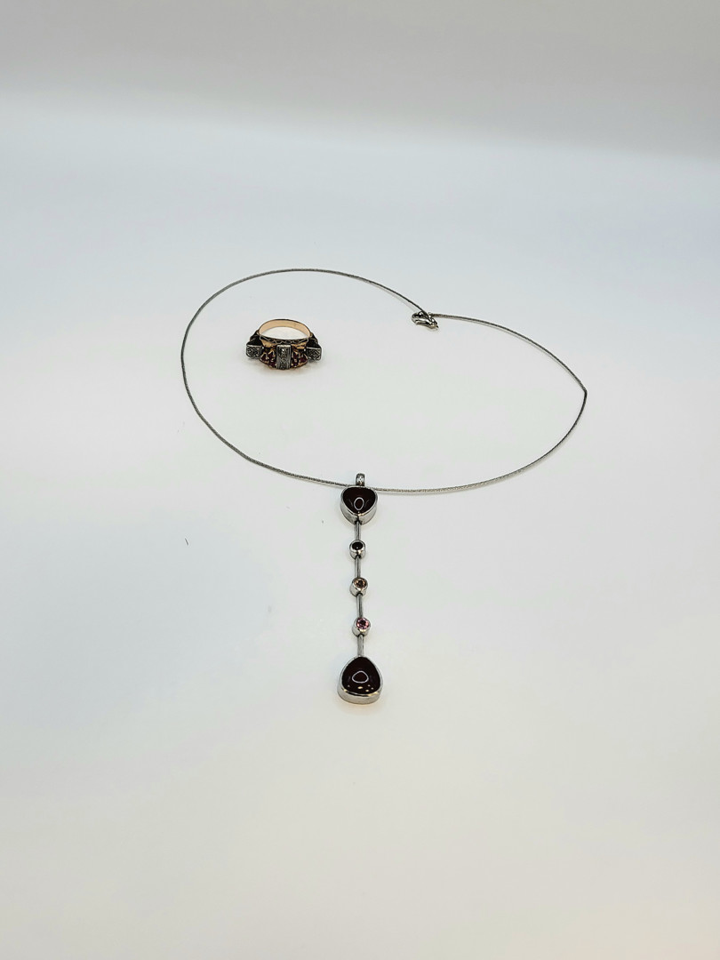 Vari oggetti oro pietre