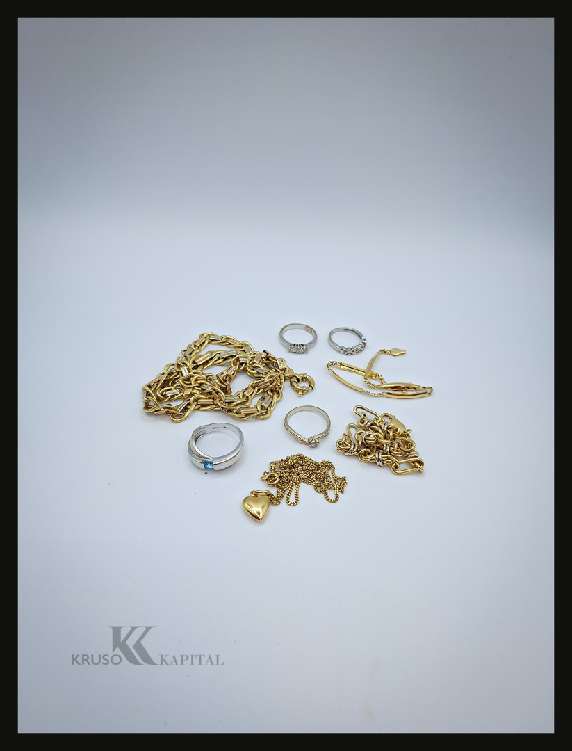 Vari oggetti in oro diamanti pietra