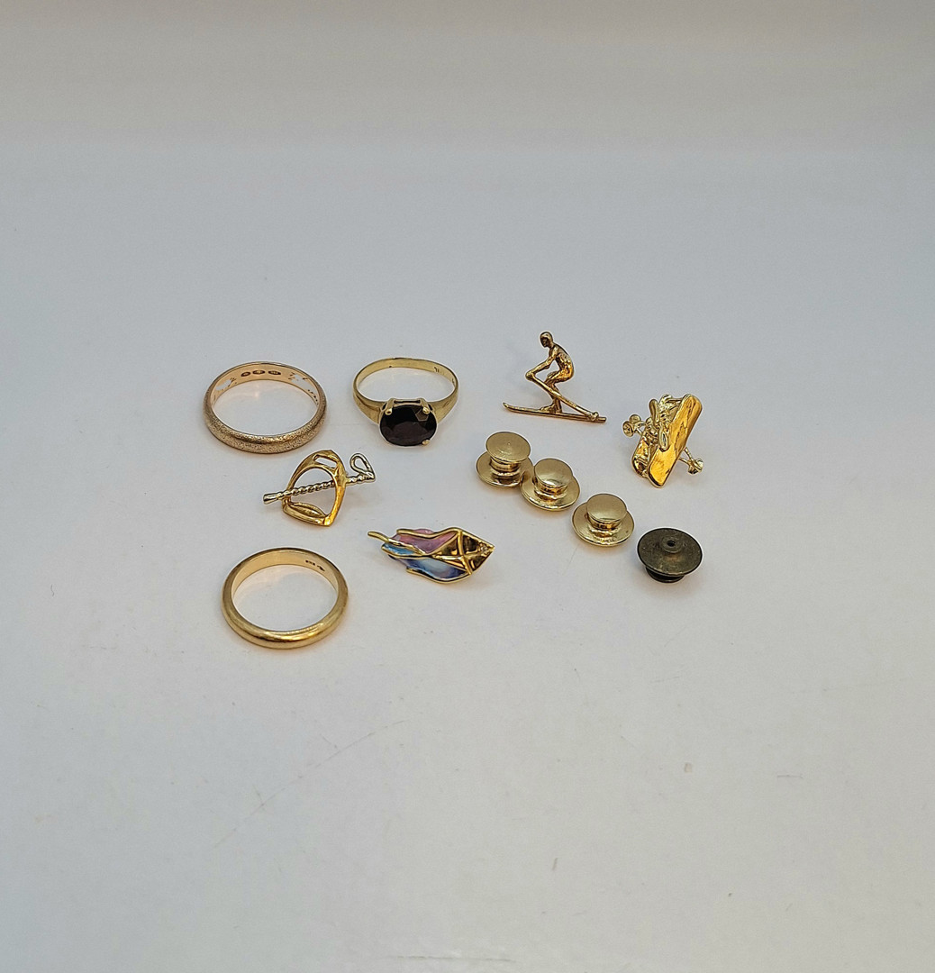 Vari oggetti oro pietra smalto 