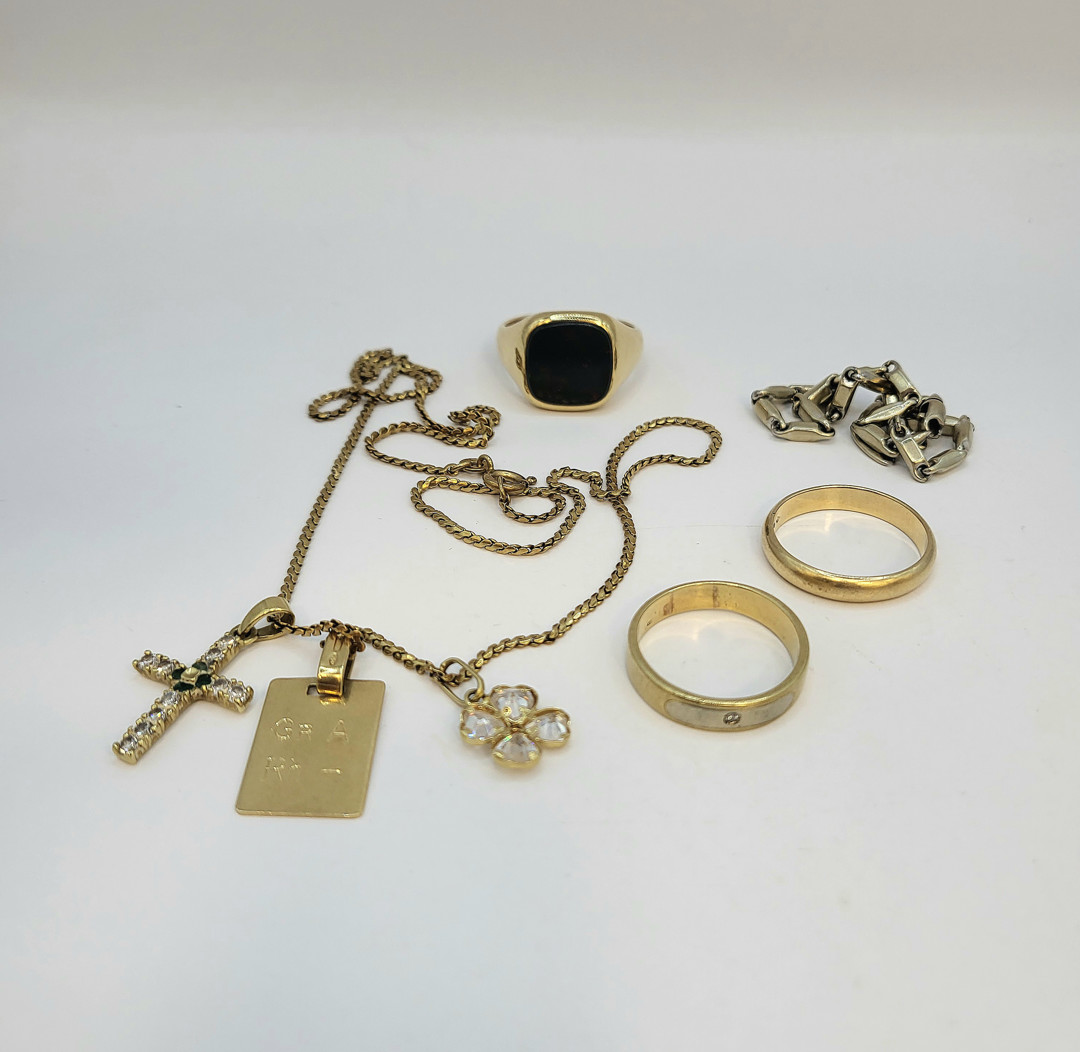 Vari oggetti in oro diamantino pietre