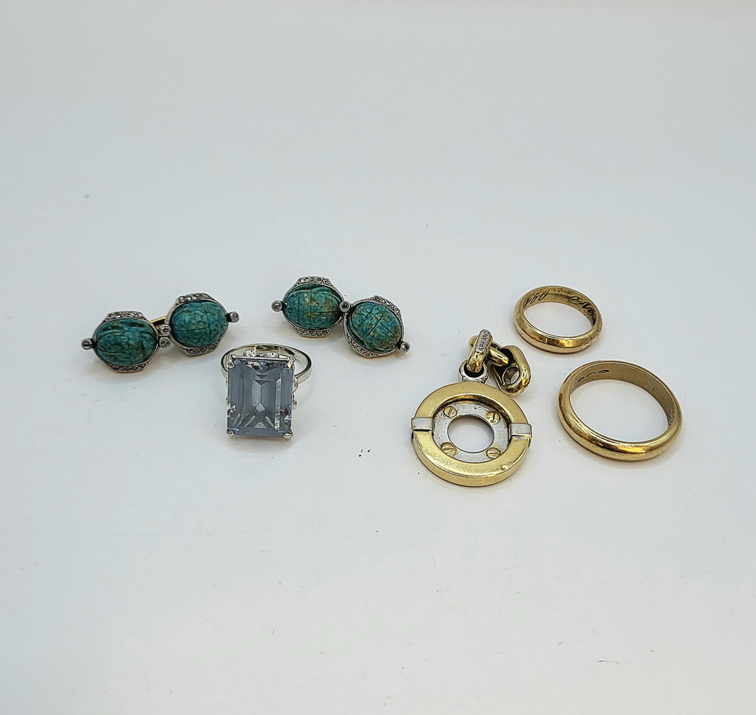 Vari oggetti in oro pietre diamantini