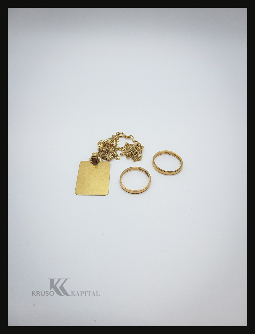 Due anelli collana e fotomedaglia oro 