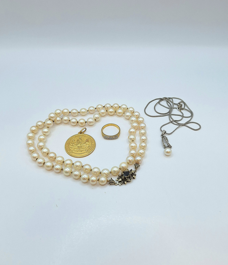 Vari oggetti in oro pietre diamantini perle