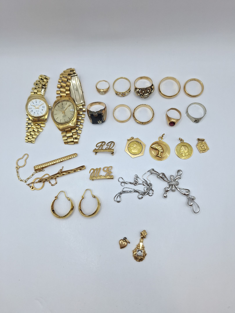 Vari oggetti in oro pietre diamantini 