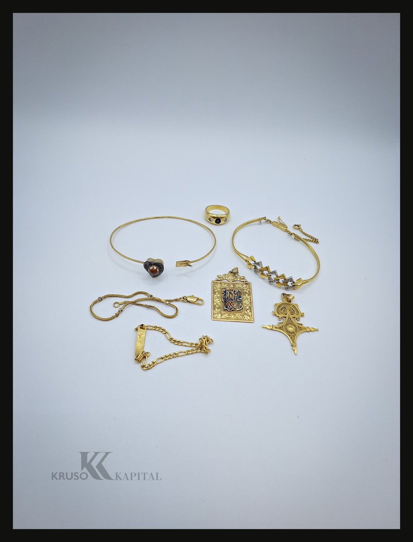 Vari oggetti in oro argento pietre diamanti