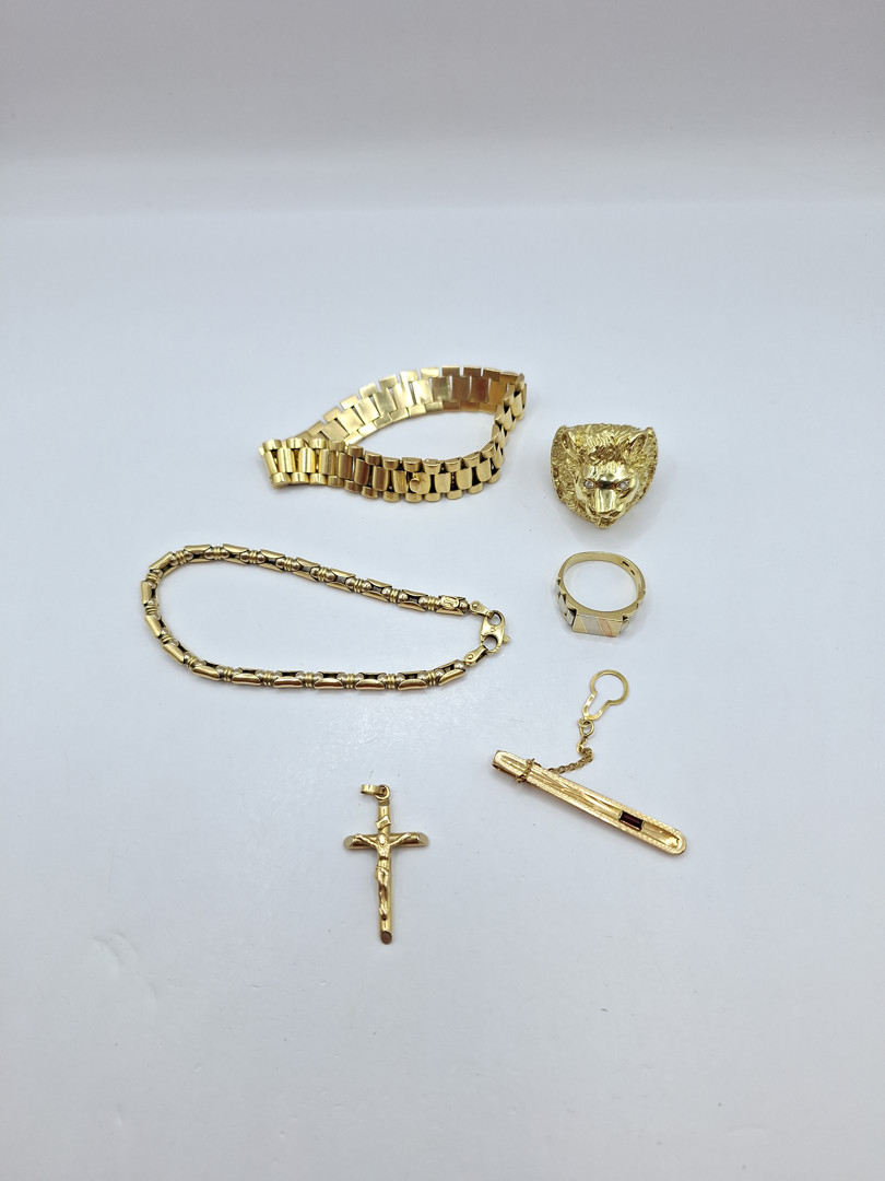 Vari oggetti in oro pietre
