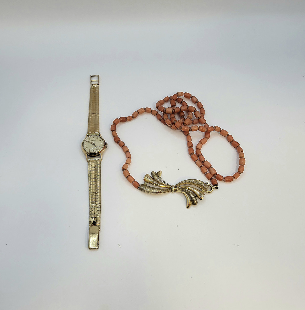 Orologio Eberhard oro e collana corallo e oro