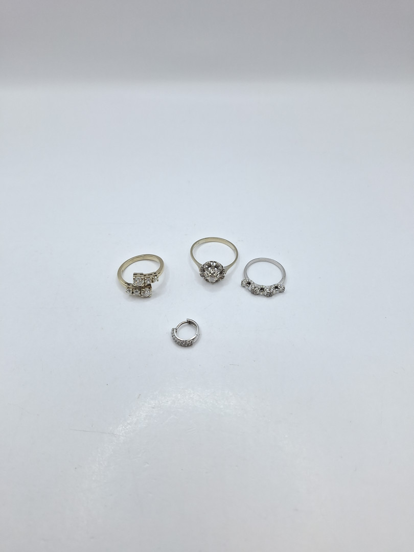 Tre anelli e orecchino oro pietre diamanti 