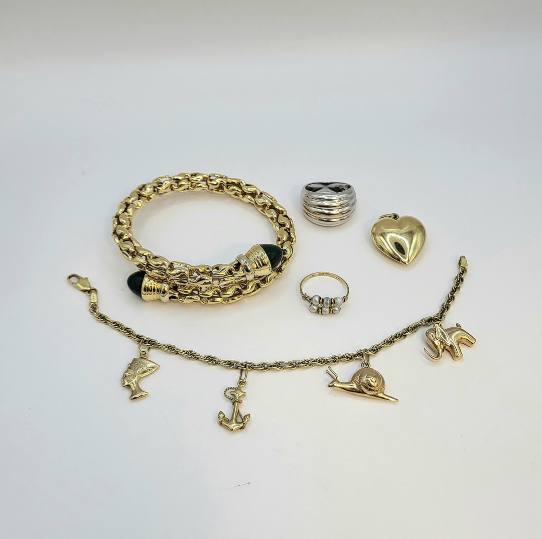 Vari oggetti oro pietre madreperla 