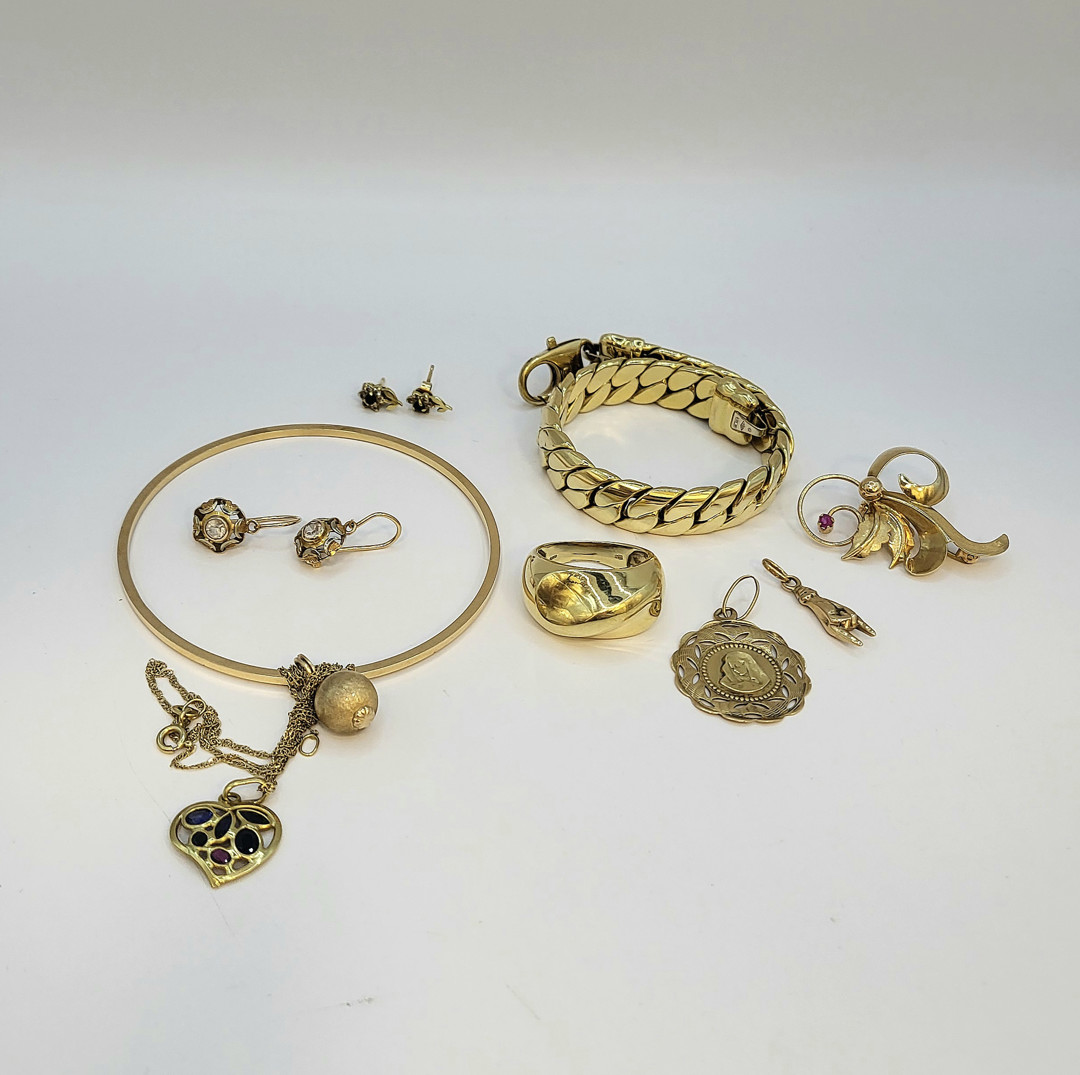 Vari oggetti oro pietre