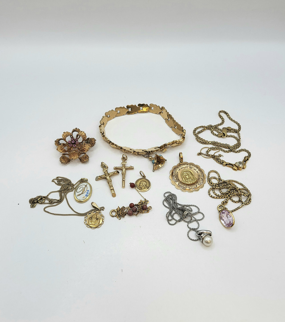 Vari oggetti oro pietre perla 