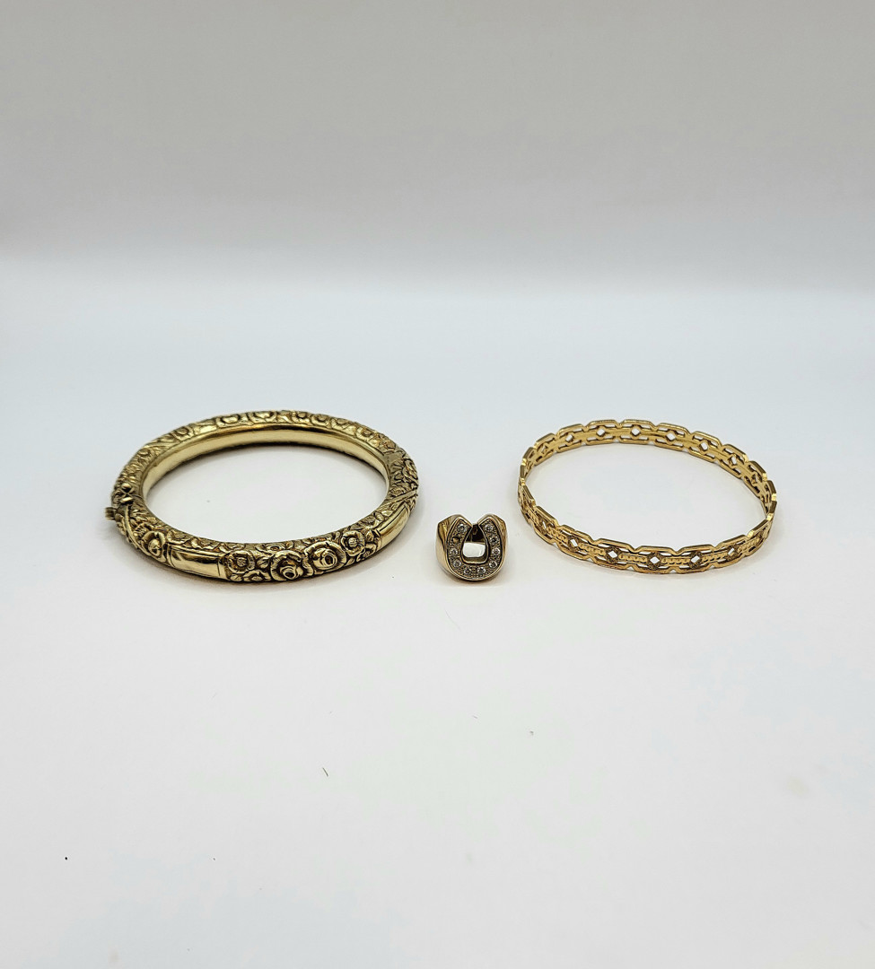 Due bracciali e anello oro pietre 
