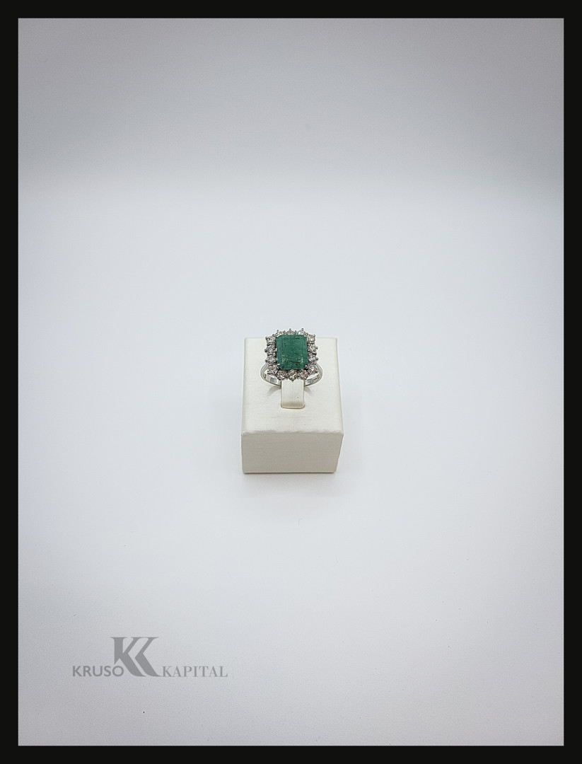 Anello oro con pietra e diamanti 