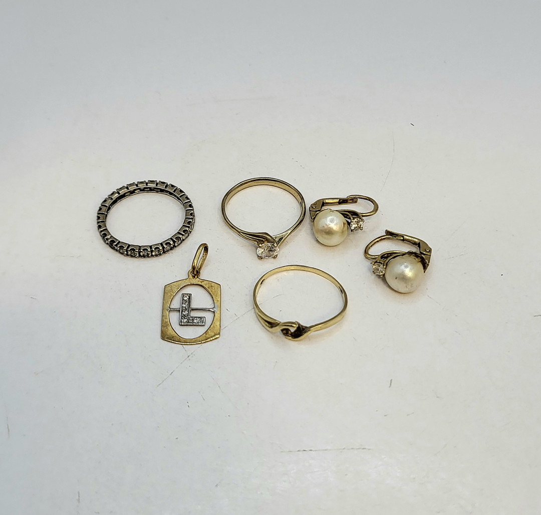 Vari oggetti oro pietre