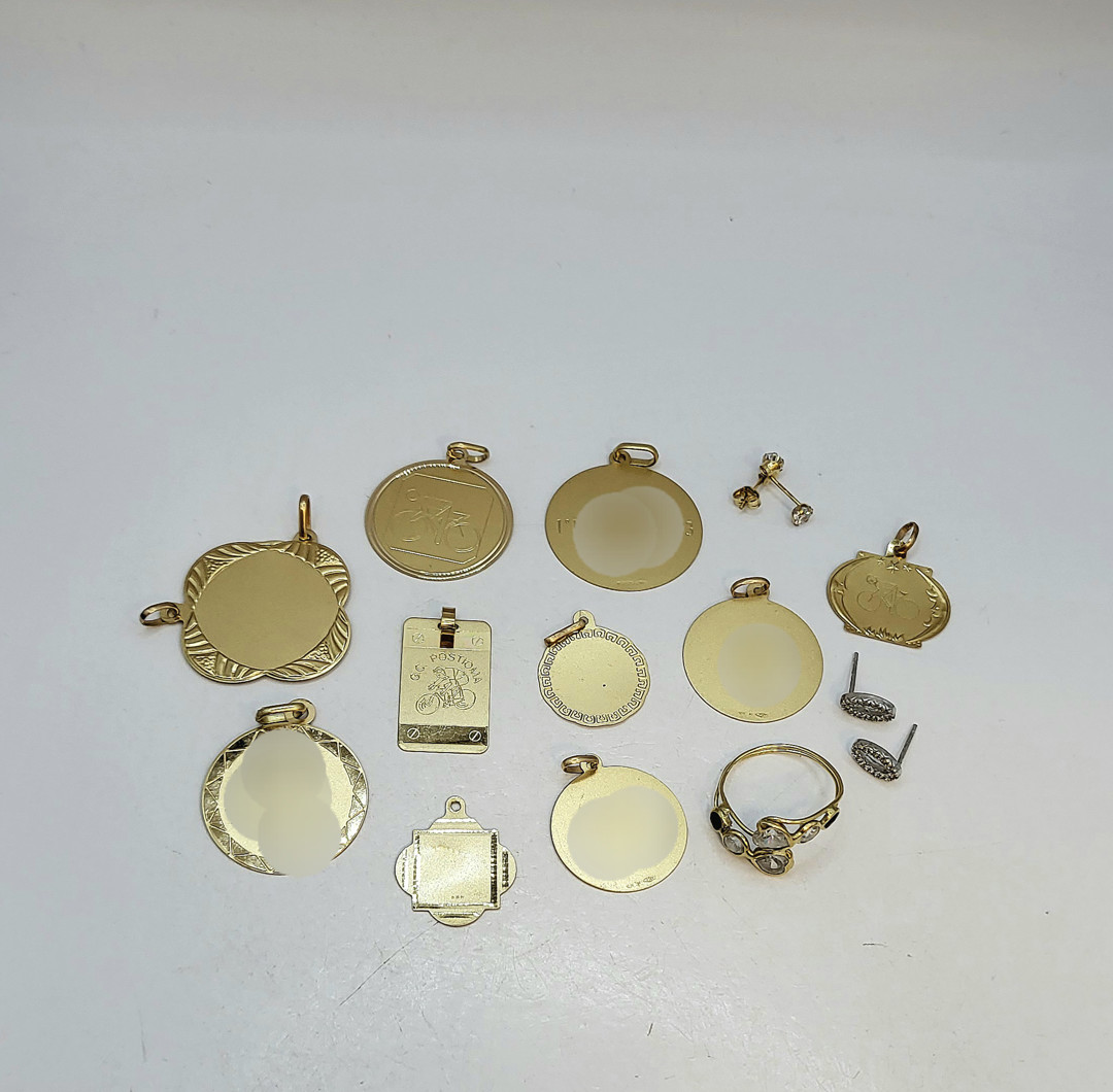 Vari oggetti oro pietre smalti