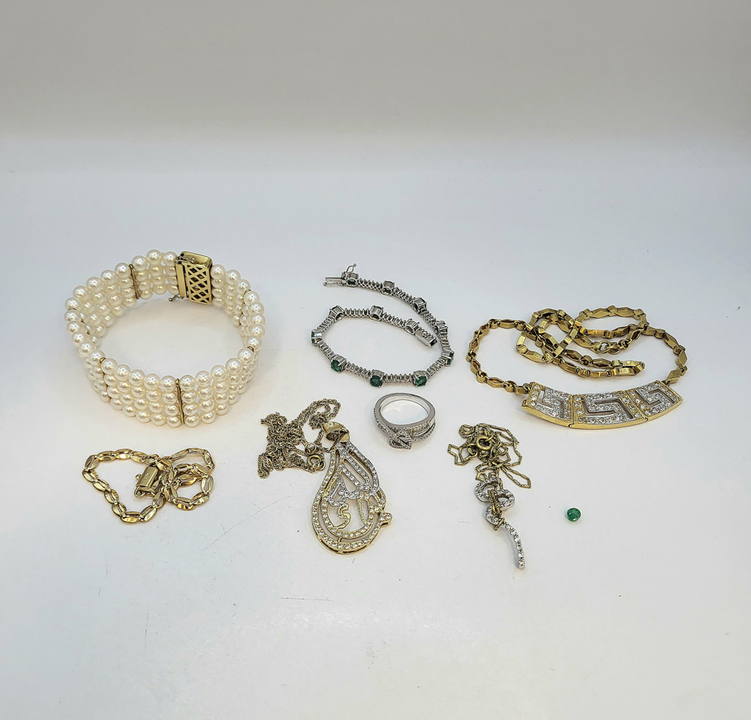 Vari oggetti oro diamanti pietre perle 