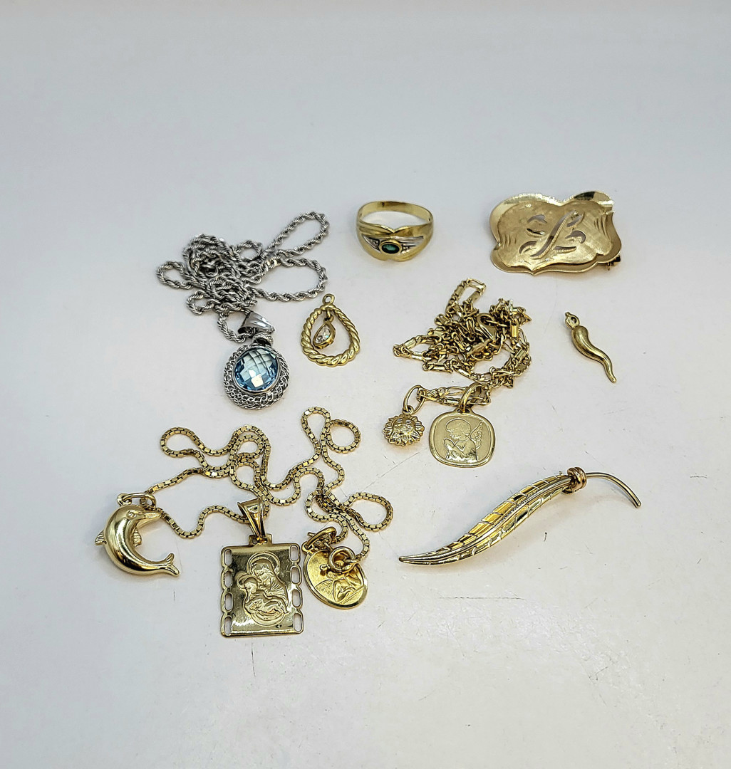 Vari oggetti oro pietre