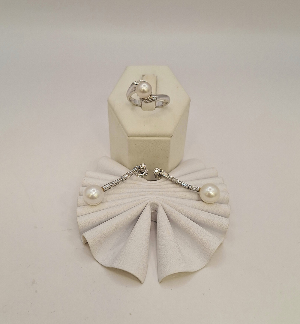 Anello e un paio orecchini oro diamantini perle 